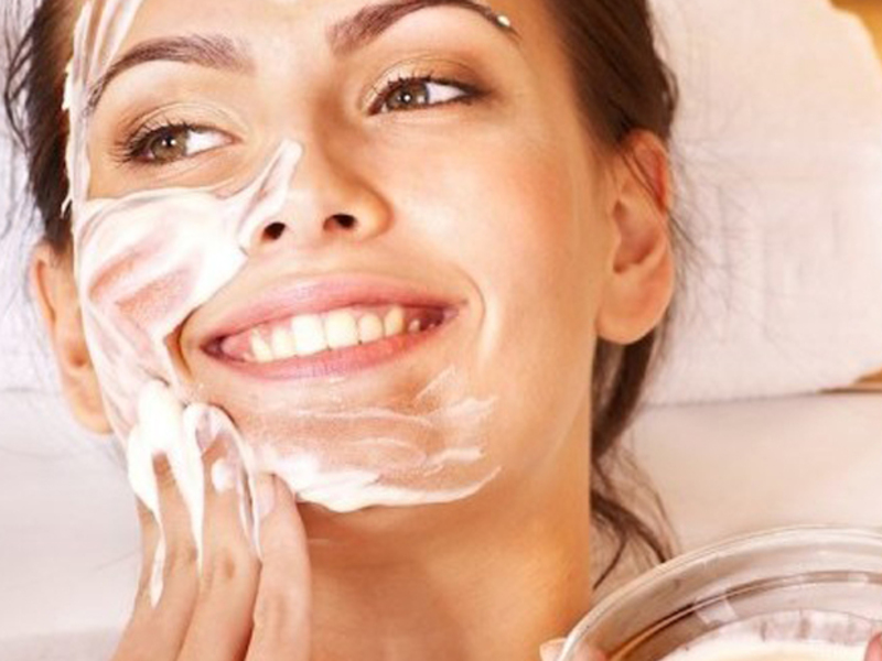 8 فوائد لن تتوقعيها لأقنعة اللبن لجلدك ووجهك